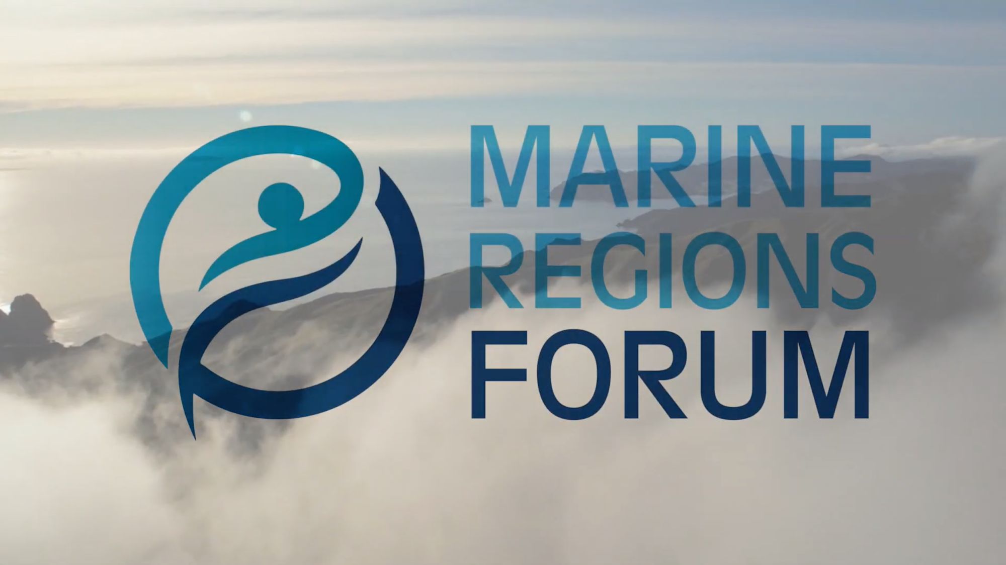 Titelkarte „Marine Regions Forum“ vor einer Luftaufnahme der Küste im Nebel
