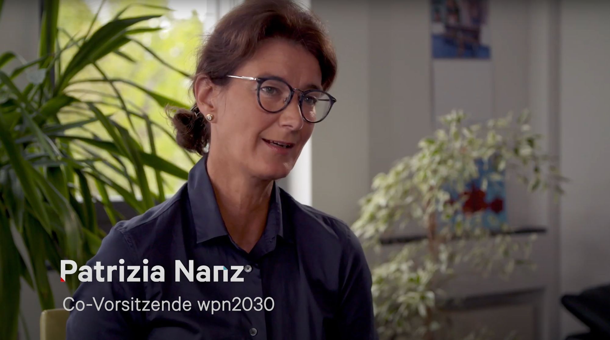 Interview mit Patrizia Nanz, Co-Vorsitzende wpn2030, im Büro mit Zimmerpflanzen