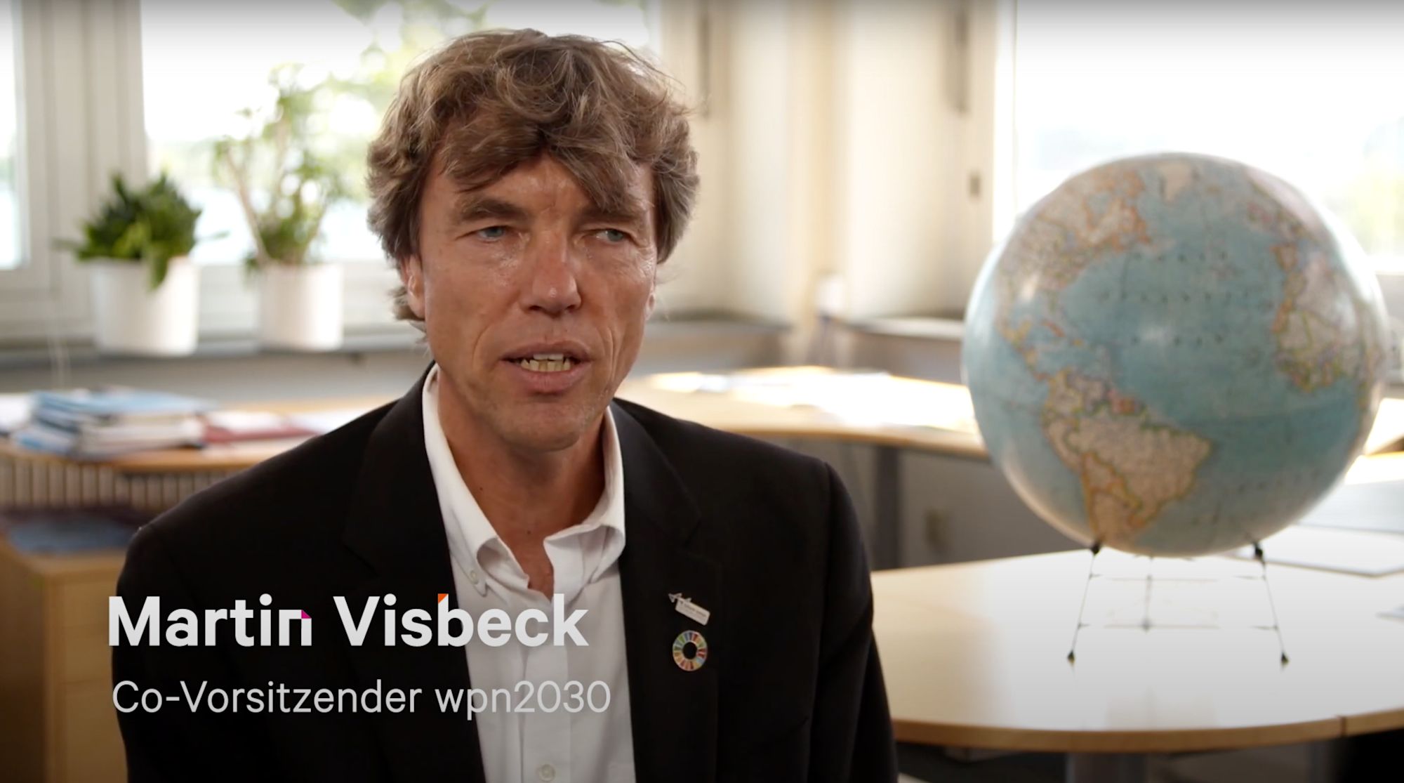 Interview mit Martin Visbeck, Co-Vorsitzender wpn2030, neben einem Globus