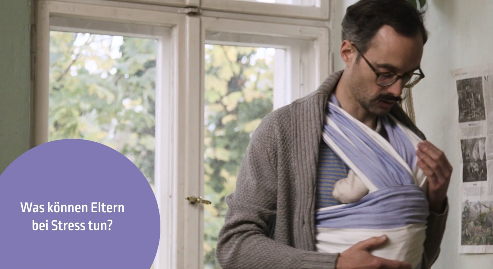 Vater trägt Baby in einem Tragetuch, Titelkarte „Was können Eltern bei Stress tun?“