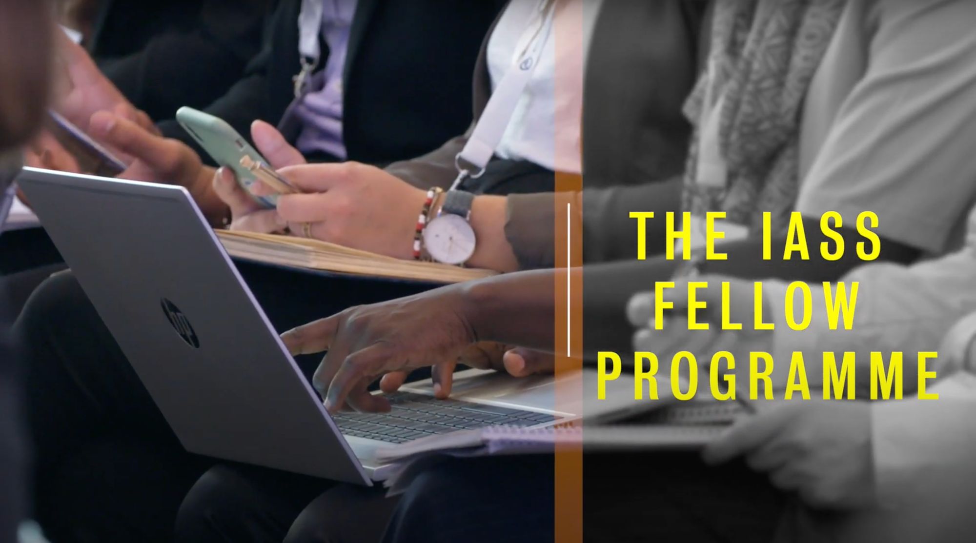 Titelkarte „The IASS Fellow Programme“ neben tippenden Händen an Laptop und Smartphones