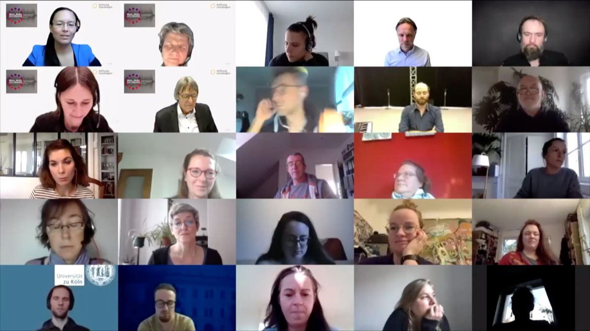 Kachelansicht einer Zoom-Videokonferenz mit zahlreichen Teilnehmenden