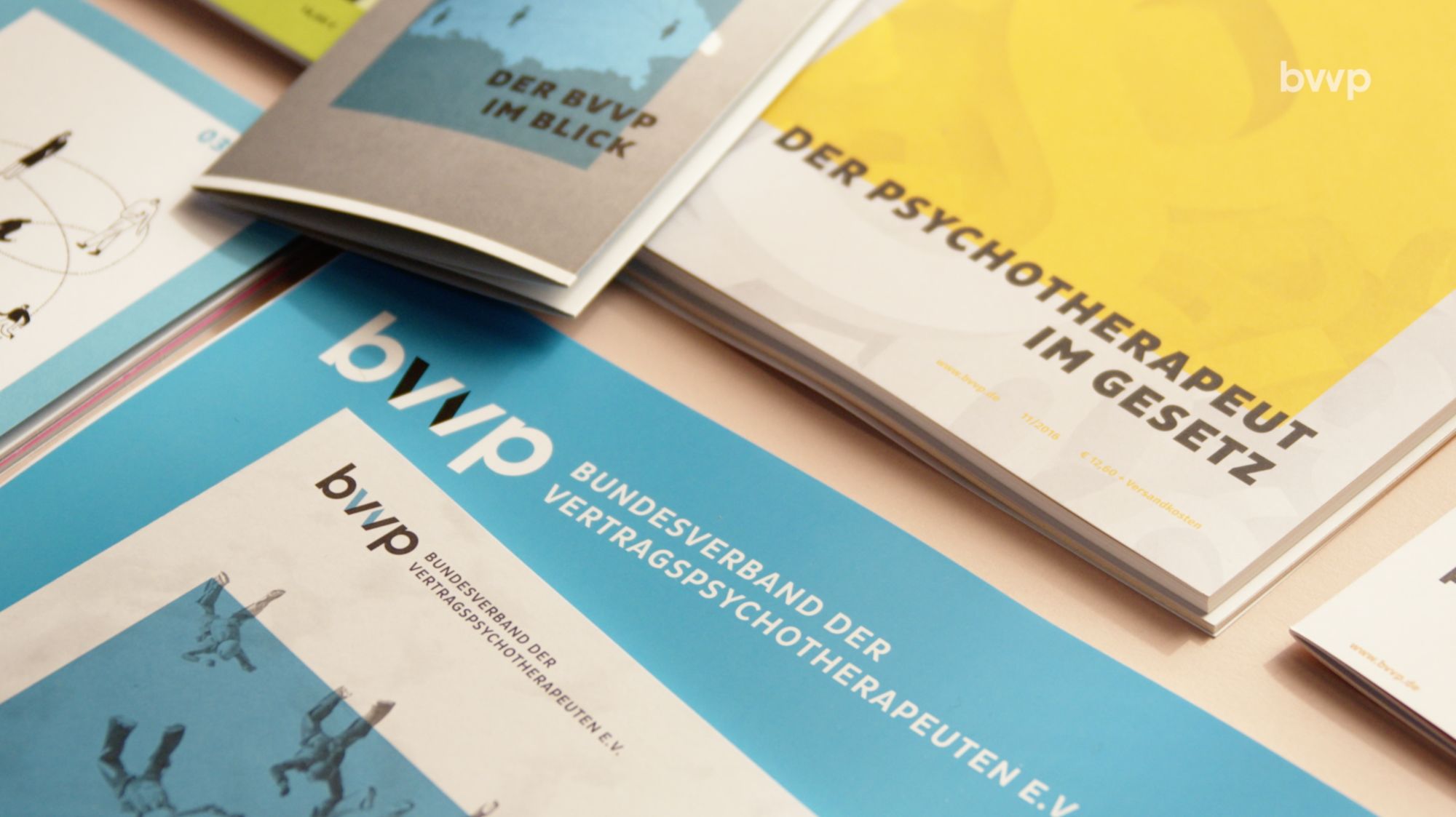 Nahaufnahme gestapelter bvvp-Broschüren und Fachzeitschriften auf einem Tisch