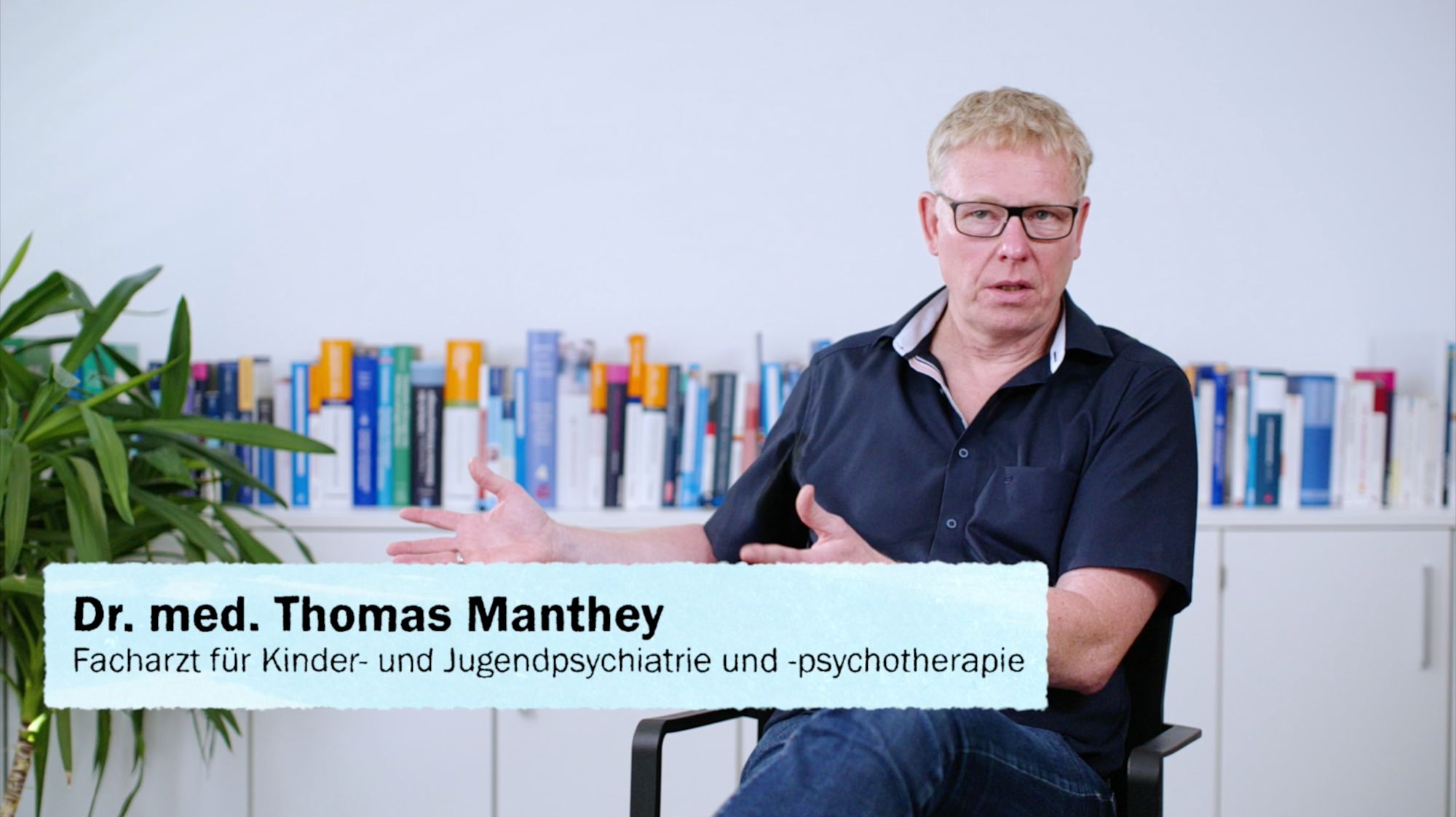 Titelkarte zeigt Dr. med. Thomas Manthey, Facharzt für Kinder- und Jugendpsychiatrie, im Gespräch