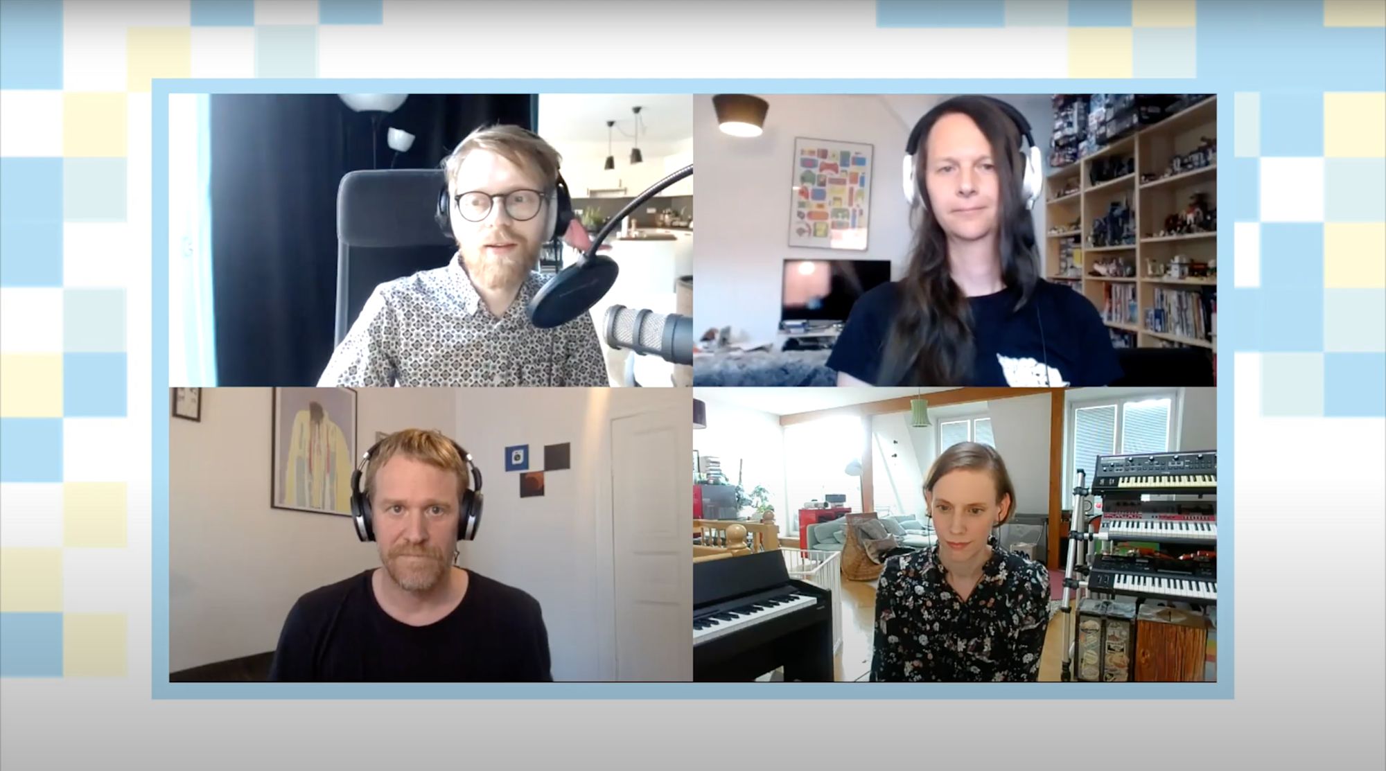 Vier Personen mit Kopfhörern im Videocall, Podcast-Aufnahme in Kacheln