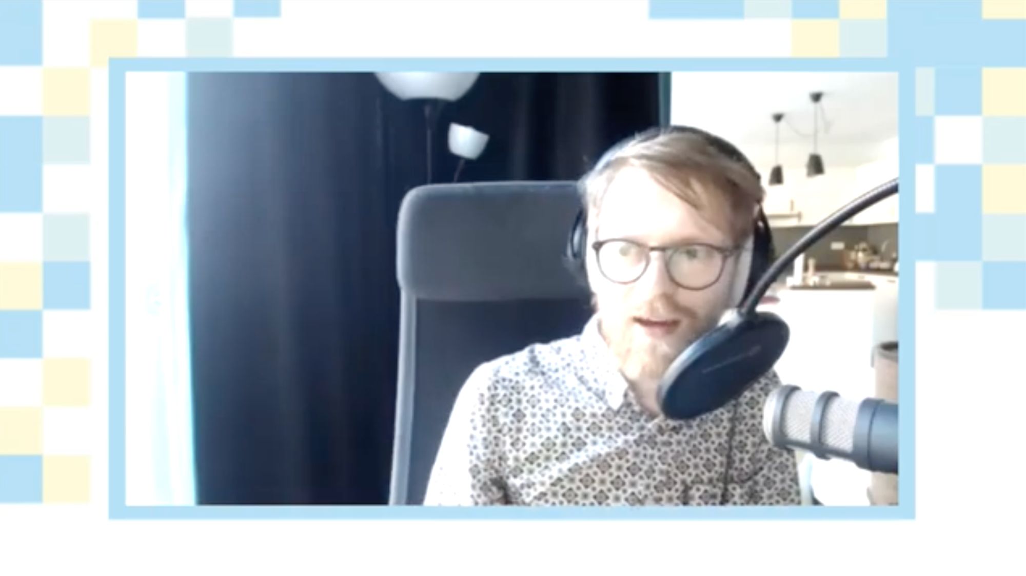 Mann mit Brille und Kopfhörern spricht in ein Mikrofon, Videocall