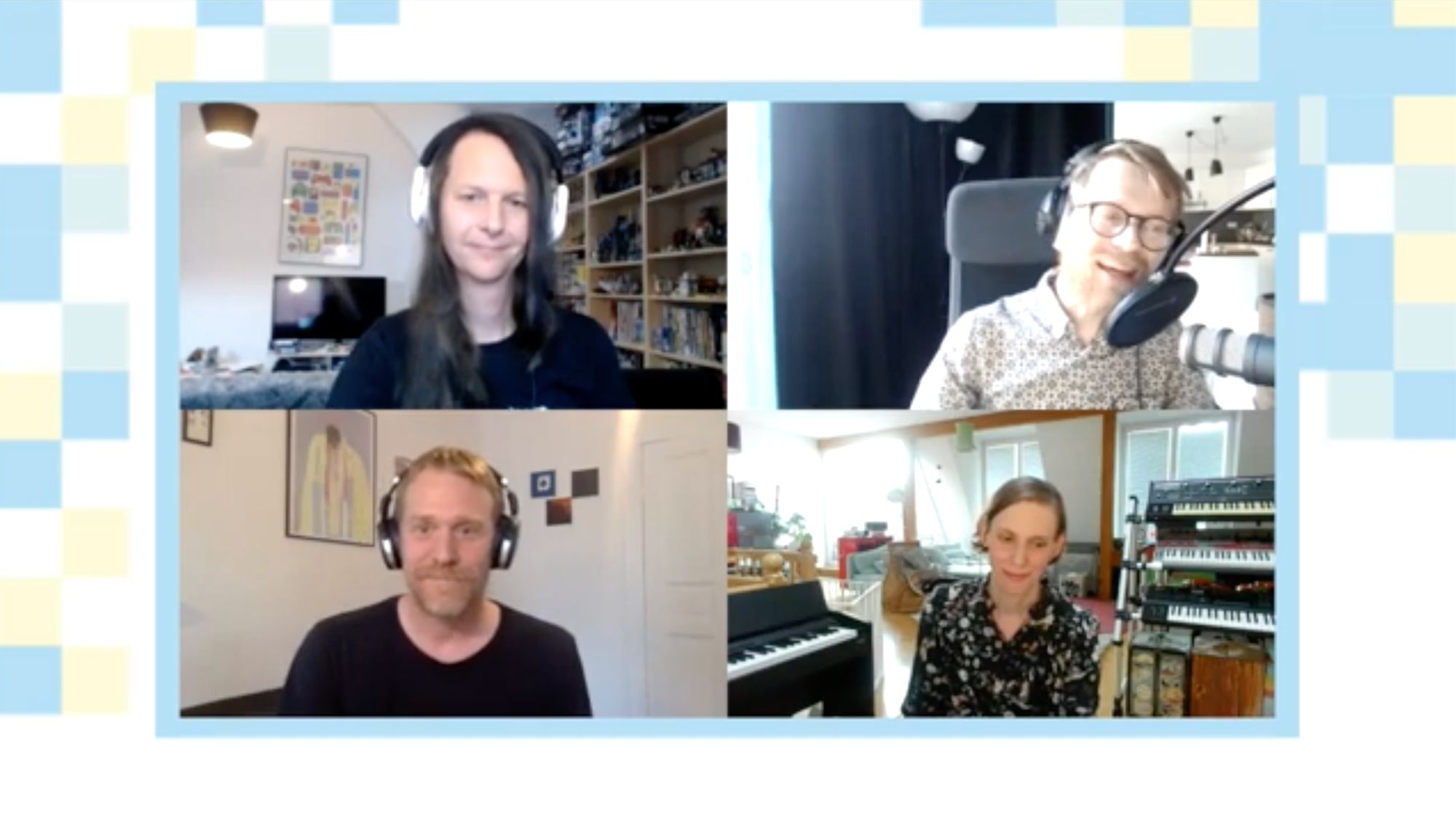Vier Podcast-Gäste mit Kopfhörern in einer Videokonferenz-Kachelansicht