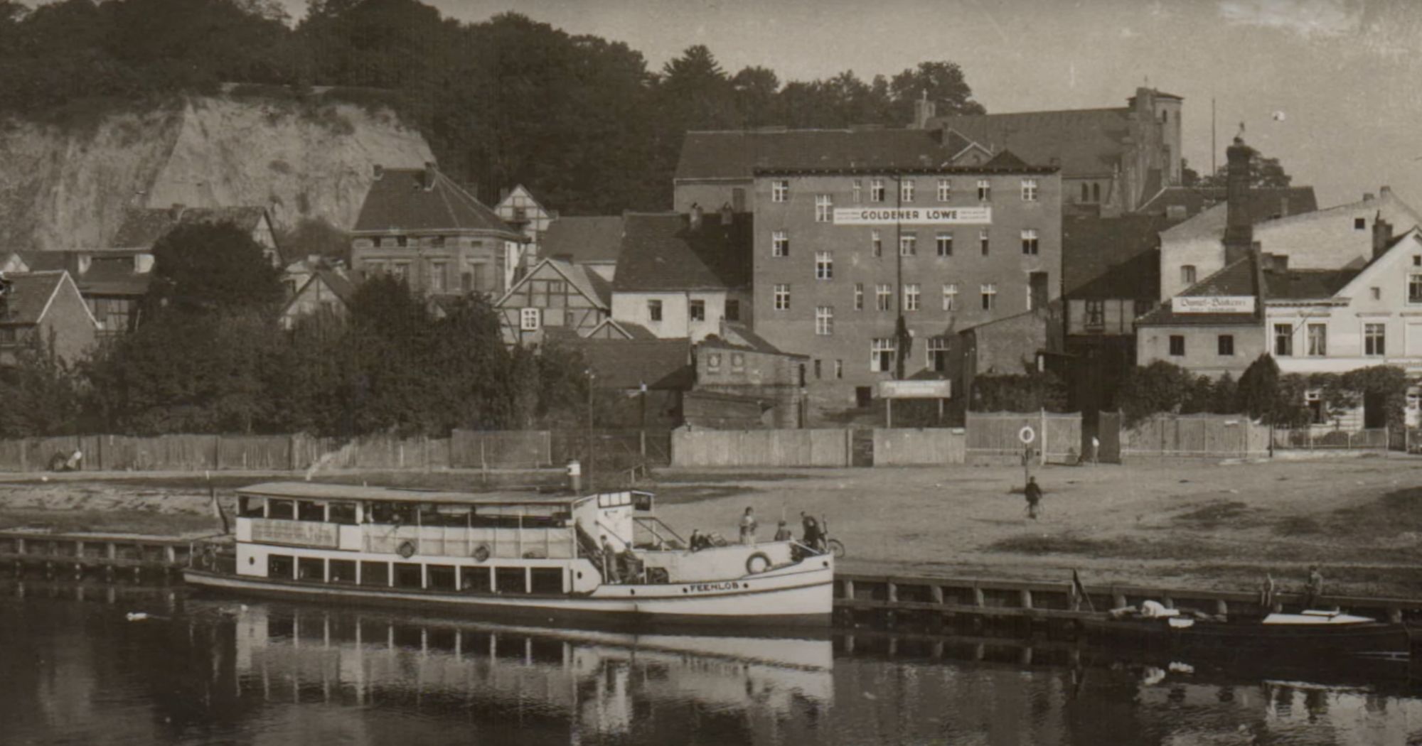 Historische Sepia-Aufnahme: Dampfer „Feenlob“ vor der Stadt am Fluss