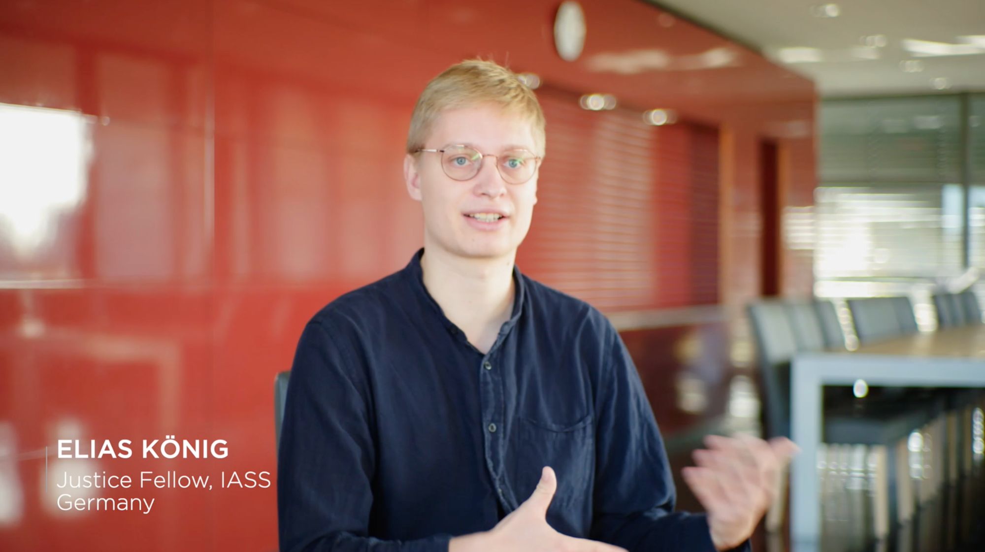 Interviewszene mit Einblendung „Elias König, Justice Fellow, IASS Germany“
