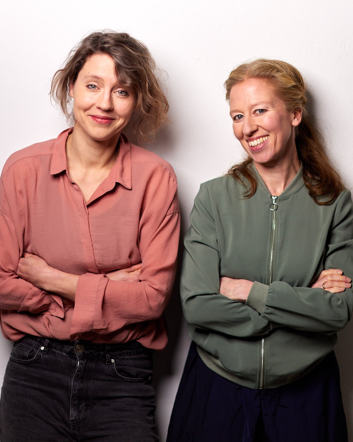 Dr. Johanna Ickert und Susanne Richter, die Gründerinnen von LIBRA Film, vor einer hellen Wand